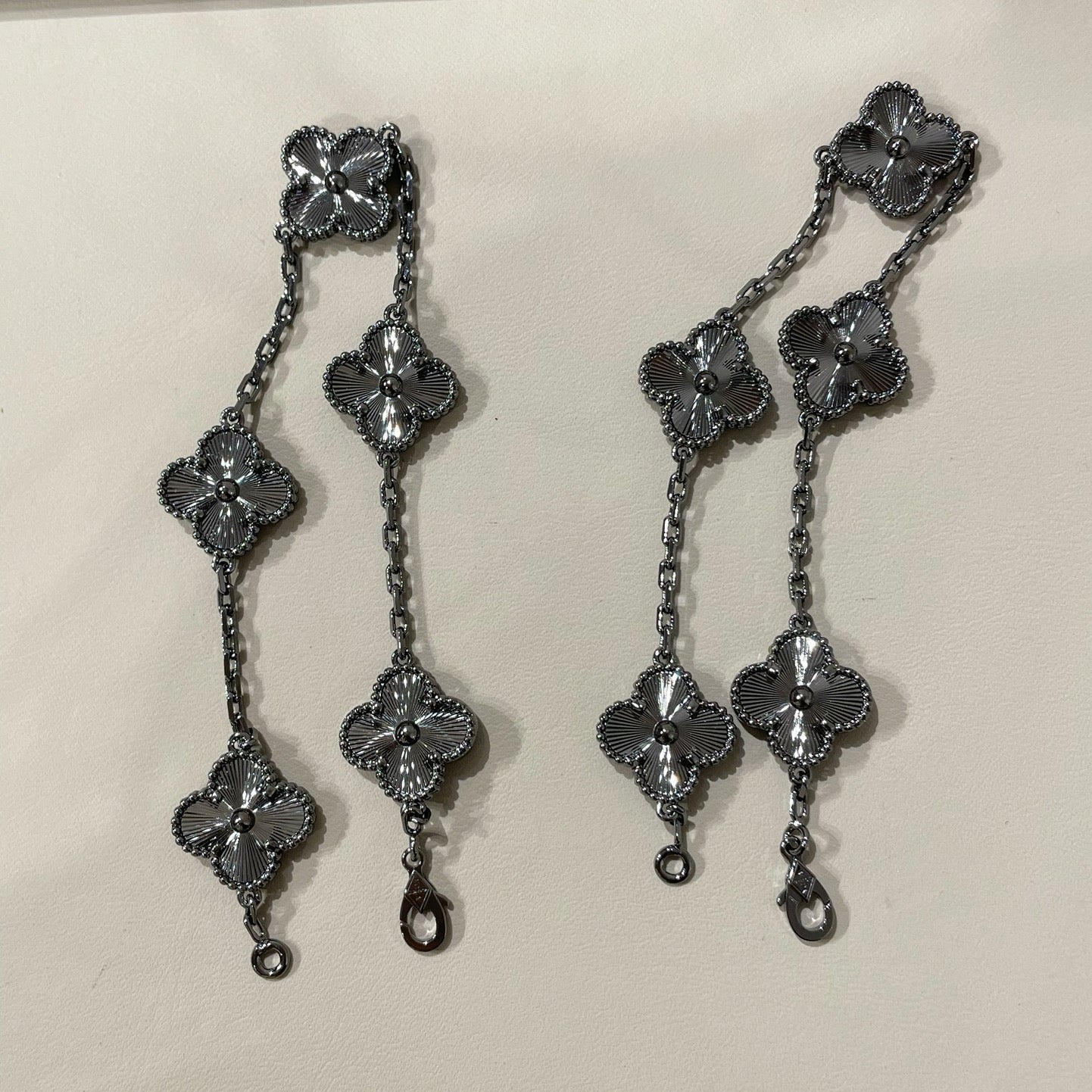 [BLUE TEARS]CLOVER 5 MOTIF BLACK BRACELET