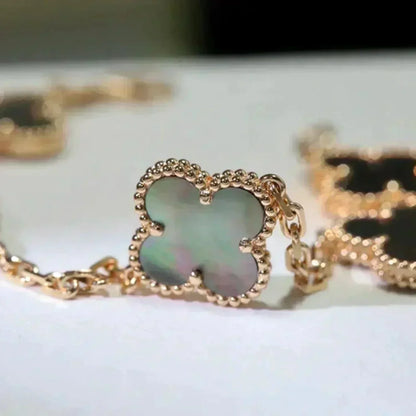 [BLAUE TRÄNEN]CLOVER 5 MOTIV GRAUES MOP-ARMBAND