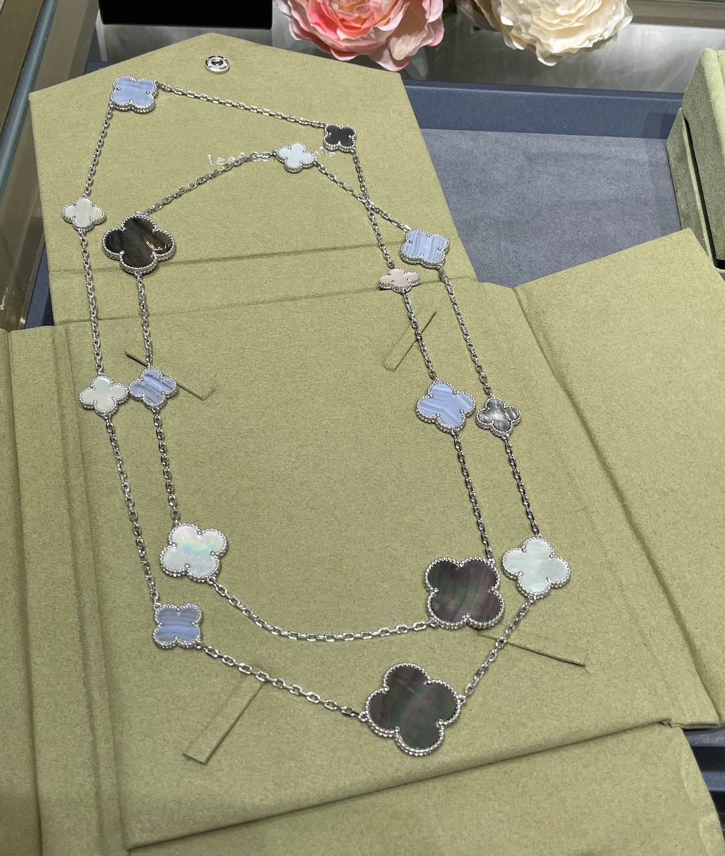 [BLUE TEARS]CLOVER 16 MOTIF CHALCEDONY MOP SILVER NECKLACE