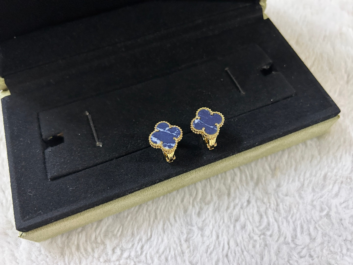 [BLUE TEARS]CLOVER PIETERSITE MEDIUM STUD EARRINGS