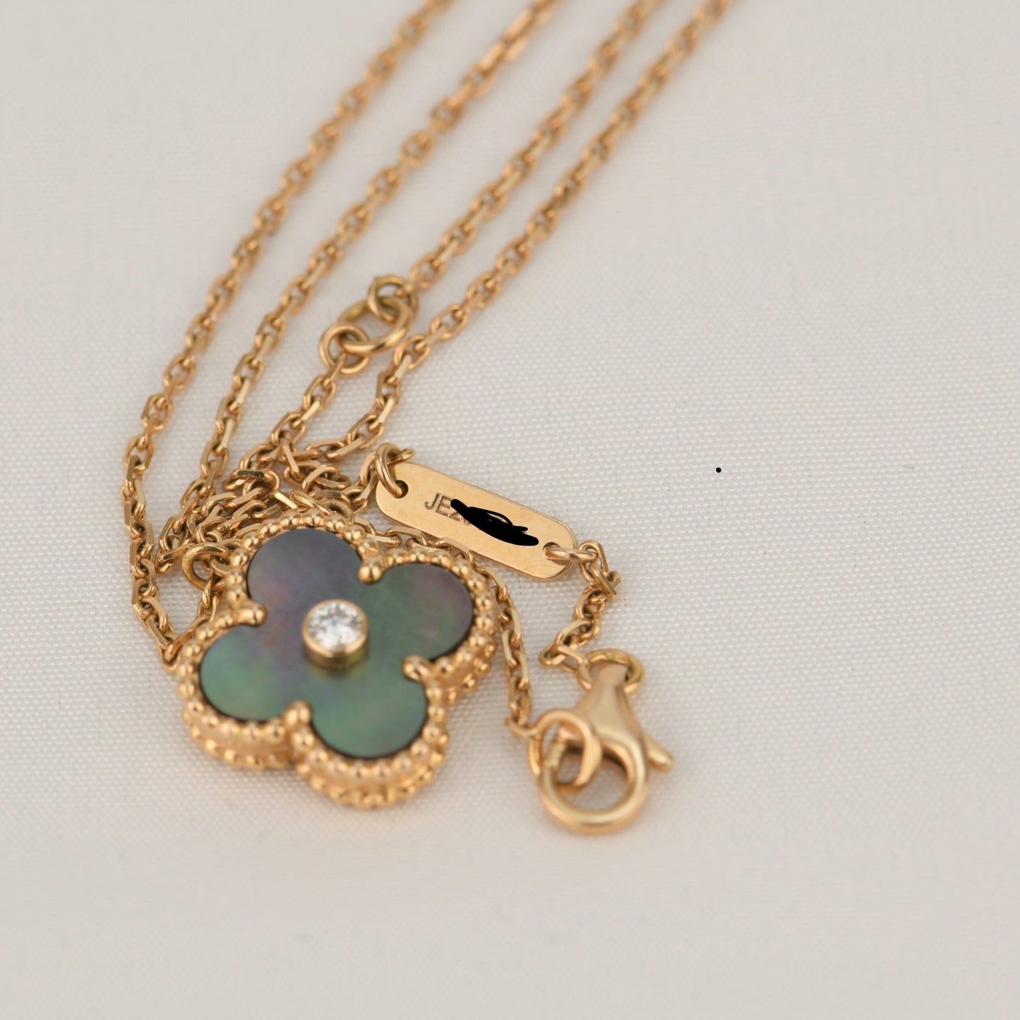 [BLUE TEARS]CLOVER 15MM DIAMOND AND MOTHER-OF-GREY NECKLACE