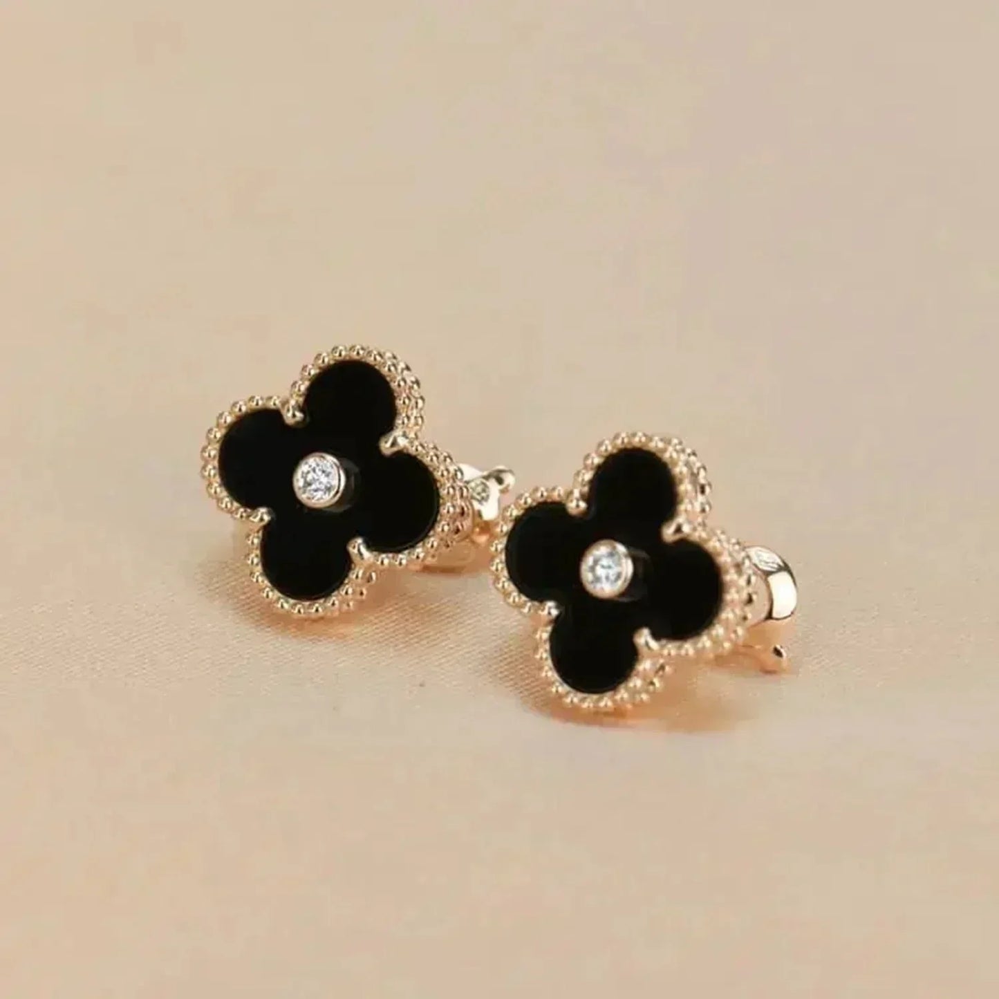 [BLUE TEARS]CLOVER MEDIUM 1 MOTIFS ONYX DIAMOND EARRINGS