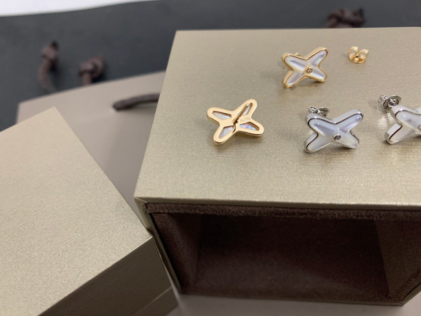 [BLUE TEARS]JEUX DE WHITE MOP SILVER DIAMOND EARRINGS