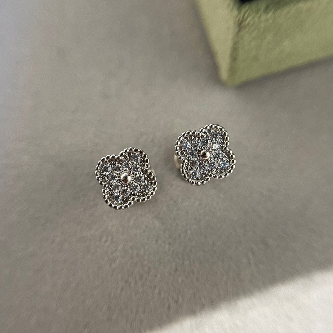 [BLUE TEARS]CLOVER MINI DIAMOND STUD EARRINGS